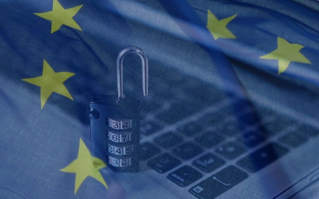 Kombinationsbild som visar ett kombinationslås vilande på ett tangentbord med EU-flaggan överlagd, symboliserar datasäkerhet inom EU.